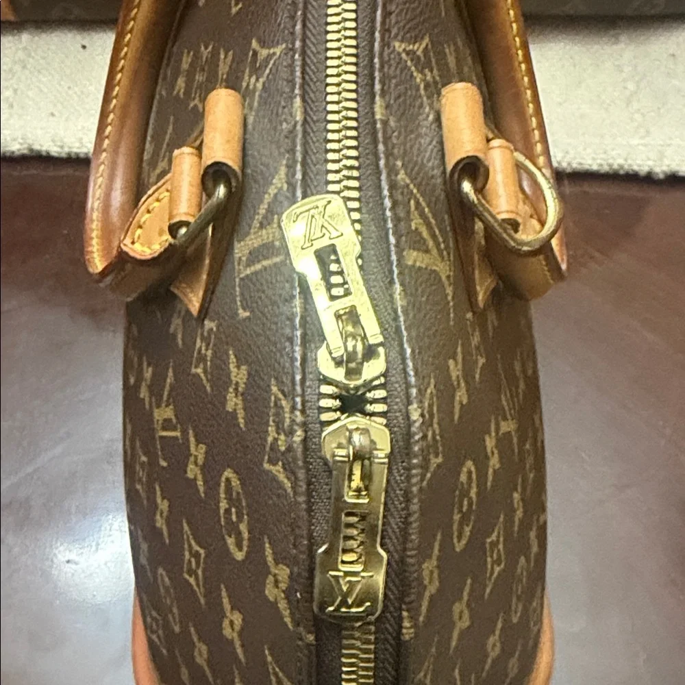 Louis Vuitton Monogram Canvas Men's Bag - Picture 2 of 9